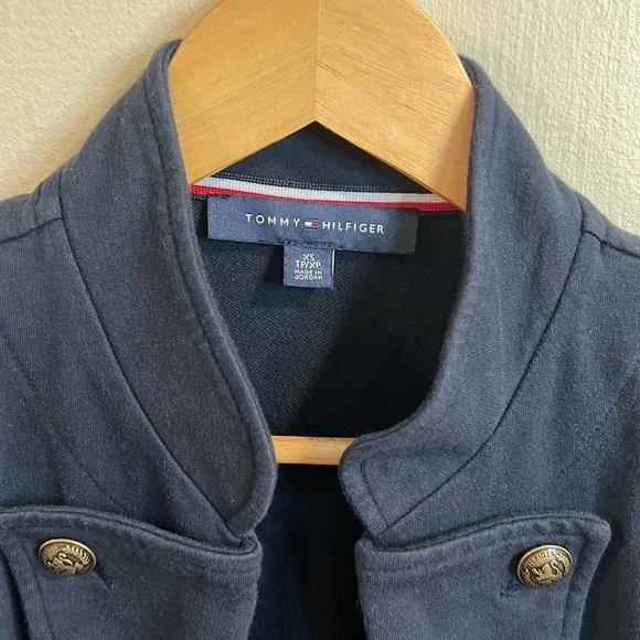 Tommy Hilfiger military band blazer. Super soft, brass buttons, and pockets - Picture 3 of 9